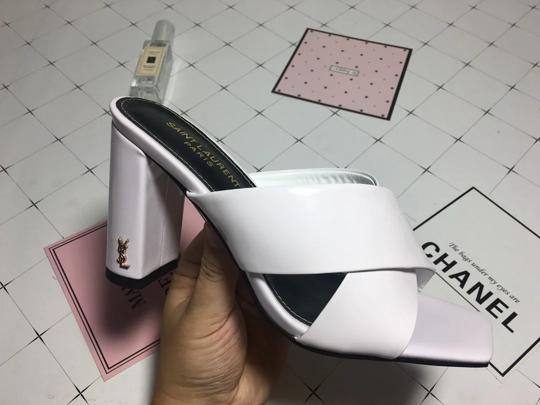 👟👟Ex-factory price 340👟👟 Genuine leather base +40 7CM heel cow patent leather series. 2018 Saint Laurent YSL’s strongest new cross-strap slippers are available in two heel heights. They are 7CM and 9CM respectively. The fabric is made of cowhide. The lining is made of first-layer sheepskin. Size: 34-41 (size 42 can be customized). It is very stable when walking and does not lose its heel.